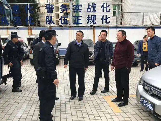 罗湖区副区长,公安分局局长牟春生同志一行到莲塘所检查指导工作