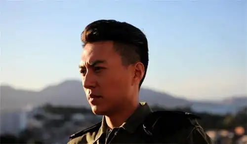 原创靳东成功转型曾自嘲比不上王宝强现在的人格魅力太强了