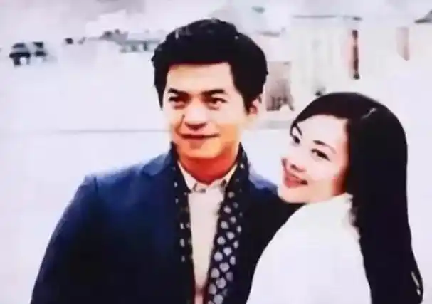 李健开演唱会妻子罕现身,下楼梯紧牵手,孟小蓓半年胖30斤变圆润