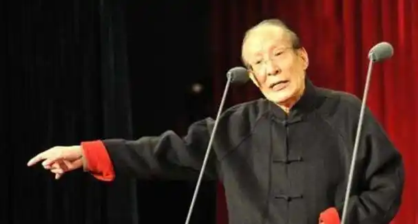 常宝华先生从不倚老卖老,他总是谦逊地评价自己,说:"我的演出并不耀眼