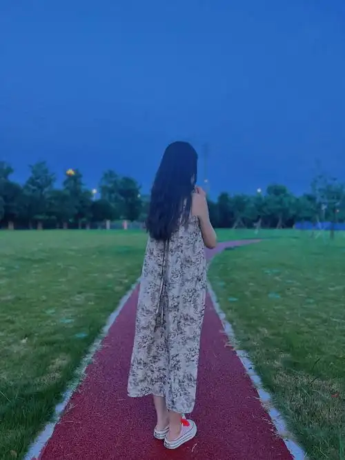 待我长发及腰时#长发及腰 #背影 #长发女孩 #时间会治愈一 - 抖音