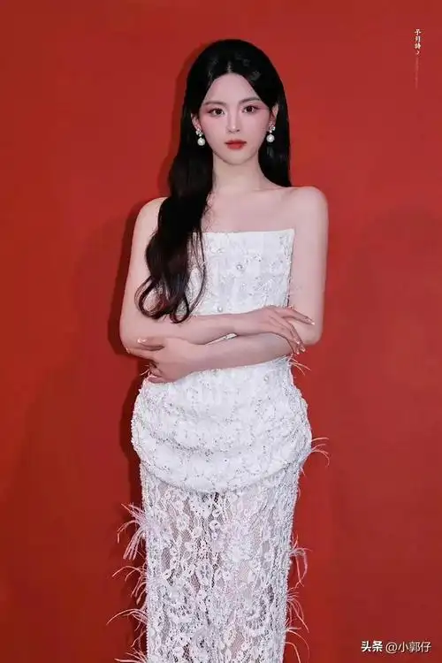 杨超越身穿钉珠蕾丝礼服裙亮相上海时装周杨超越背部身材好绝啊