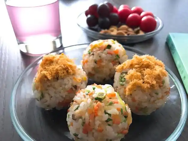 p>健康美味的营养彩色饭团是一道菜品,主料是白糯米,血糯米和黑米