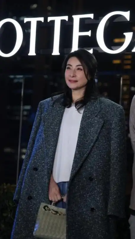 郭晶晶时尚活动外套似男装细节圈粉