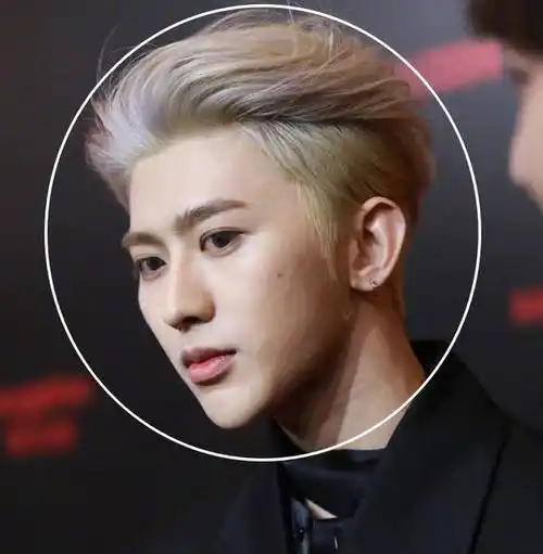 原创蔡徐坤盛典生图曝光新发型冷峻贵气引发尖叫这美貌真实存在吗