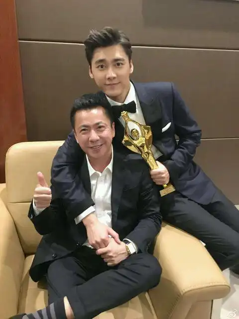李易峰和王中磊关系好像挺好的!人缘真好!原来都是小弟 都是小弟!