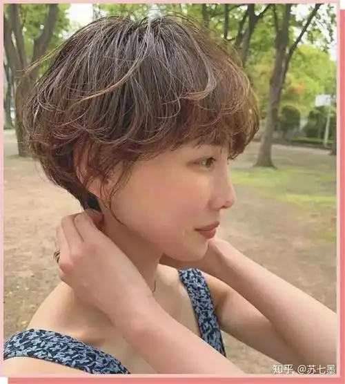 短发怎么烫才不显老今年流行微微烫减龄还有气质