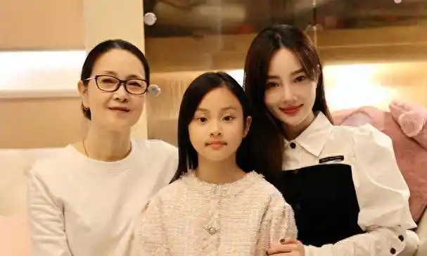 虽然李小璐在"夜宿门"事件后的生活和事业有了很大的变化,但这些变化