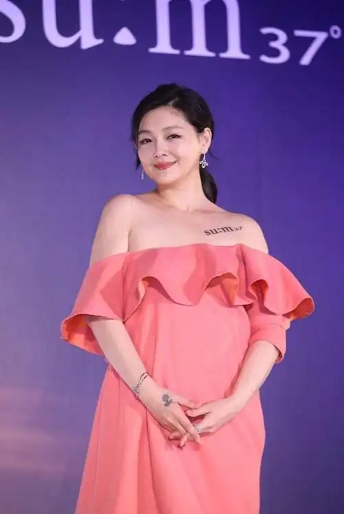 大s胖了也挺好看穿粉色荷叶边裙子甜美优雅小肚腩突起也不丑