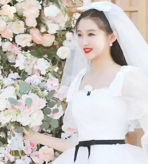 关晓彤婚纱造型娇俏灵动,气质优雅,简直就是仙女本仙了_的设计_时尚