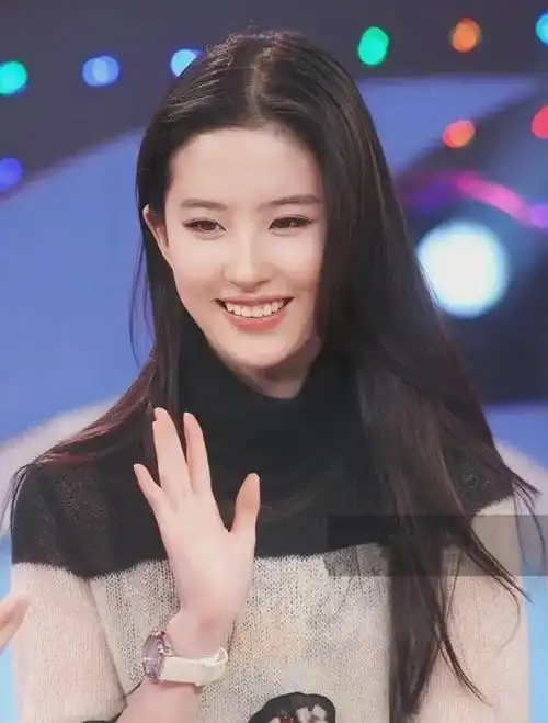 很多人都说刘亦菲笑起来不好看,说她笑起来不能露齿,因为刘亦菲长了一