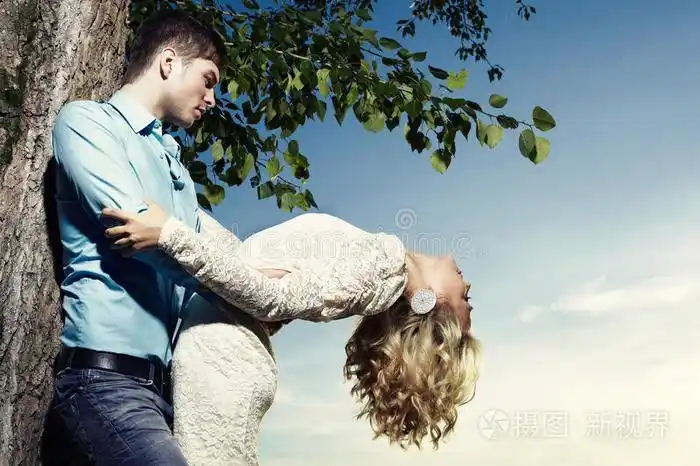 幸福的一对亲密的恋人拥抱情侣时尚写真公园户外拥抱情侣写真一对年轻