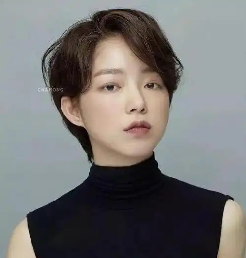 瓜子脸,鹅蛋脸,短脸,菱形脸·短直发此类短发更多是指齐耳或者齐颈的