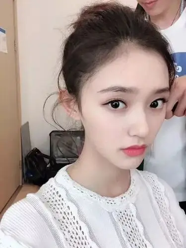 所以别看女明星又白又美,其实不知道背后下了多少功夫,林允的变白蜕变