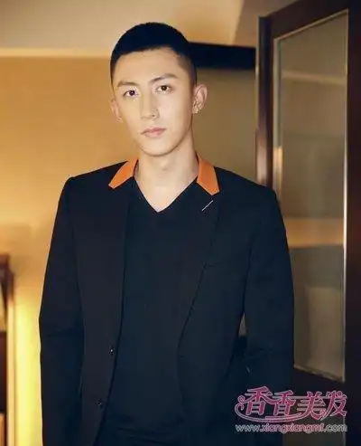 经典不过时的寸头两边剃掉今年最流行2019男士两边铲掉的寸头发型图片