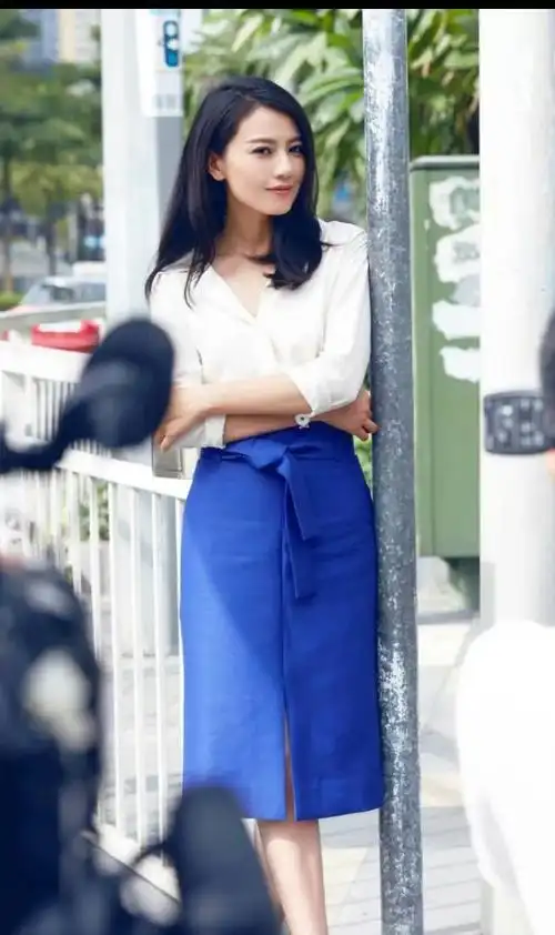 被高圆圆给惊艳了,波波头短发搭配亮片连衣裙优雅大气,超好看