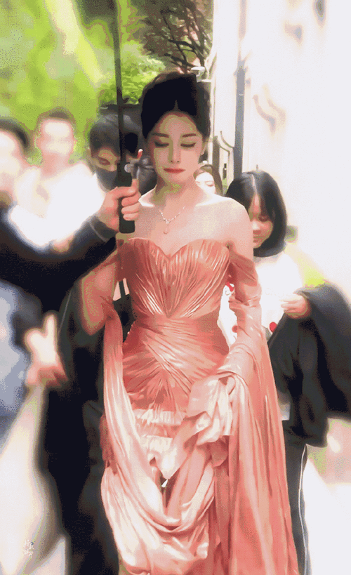 绿西装#dlrb#迪丽热巴#dlrb#迪丽热巴贺思慕#    左边老公右边老婆