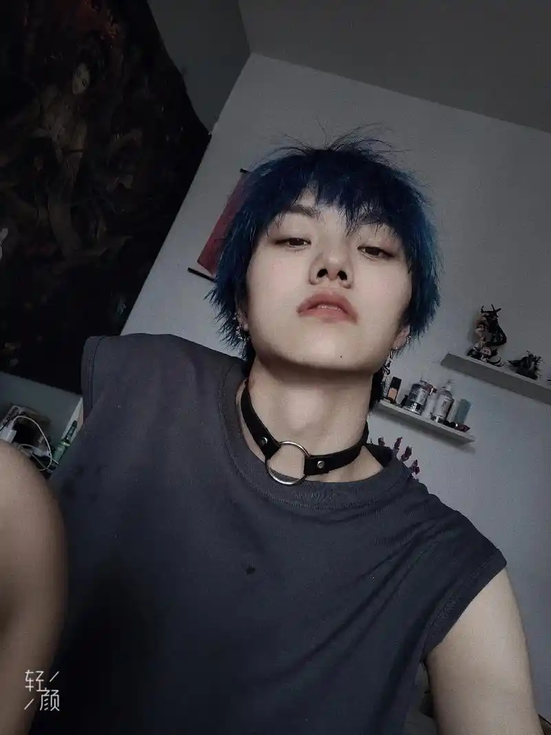 蓝色头发 #二次元 这个发色,我真的爱了. - 抖音