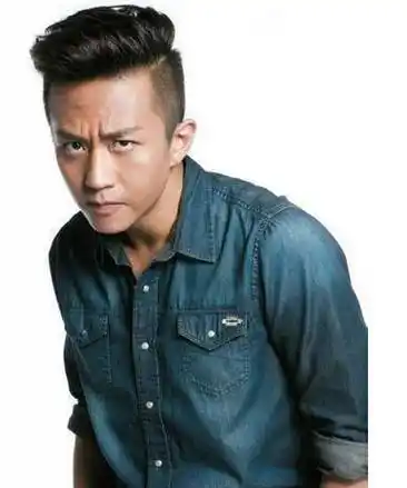 虽然刘德华远远比邓超的年龄要大,但是这个时候却称为超哥,而且还特意