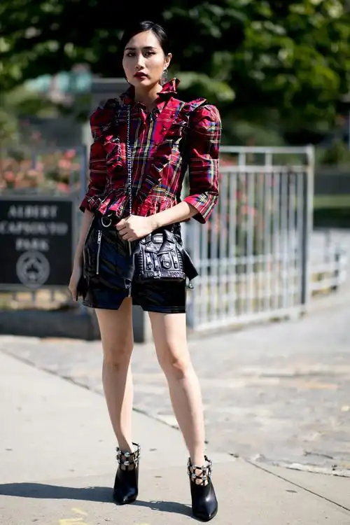 2019春夏时装周潮人街拍,前卫摩登趣味还不够原来够拉风才算酷