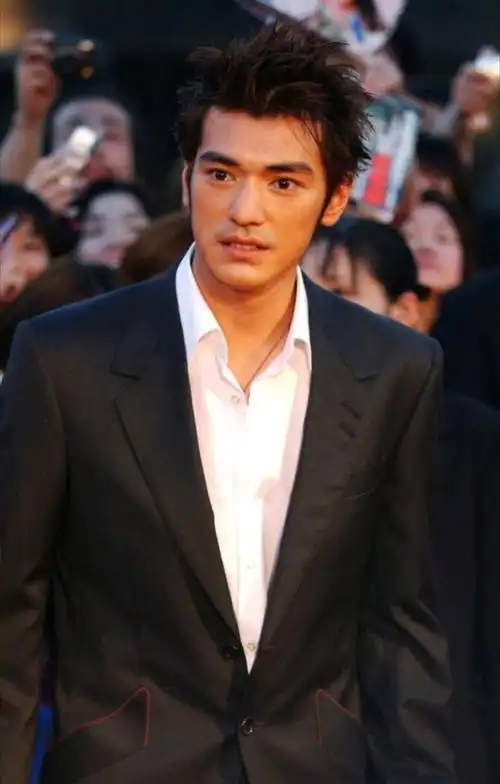 51岁金城武近照曝光!状态好骨相抗老,头发浓密不发腮还是帅的