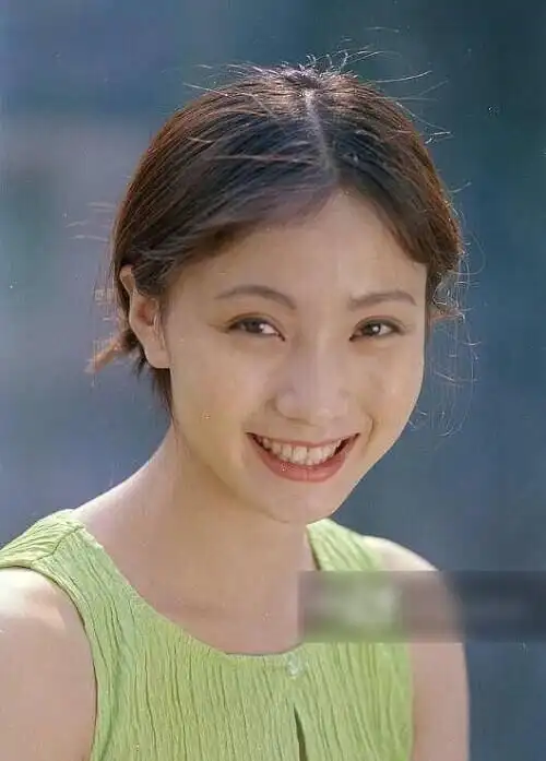 再次翻红的演员陶虹年轻时的旧照被曝光,出人意料的是,陶虹小时候竟是