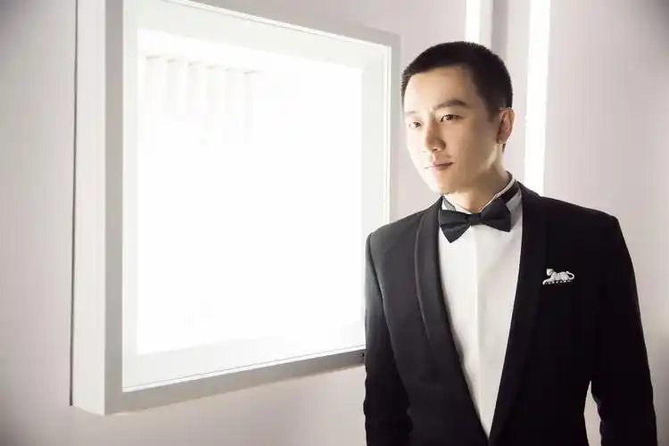 黄轩出席高级珠宝展,圆寸造型硬汉十足,黑色正装低调得体