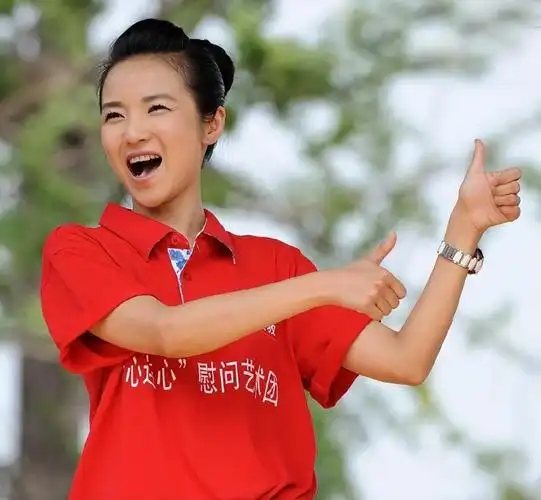 回顾管彤26岁进央视41岁结婚42岁冒险生子如今被丈夫宠成公主