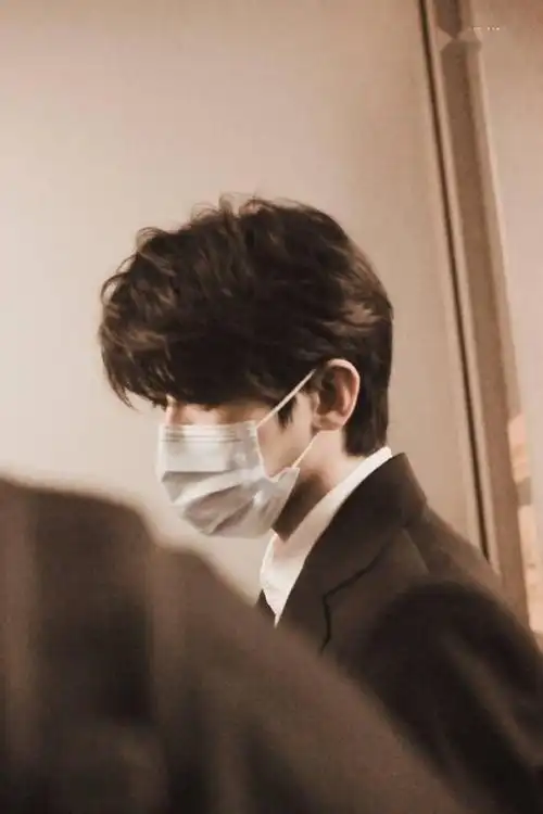 蔡徐坤昨晚北京飞上海饭拍口罩也挡不住的帅气