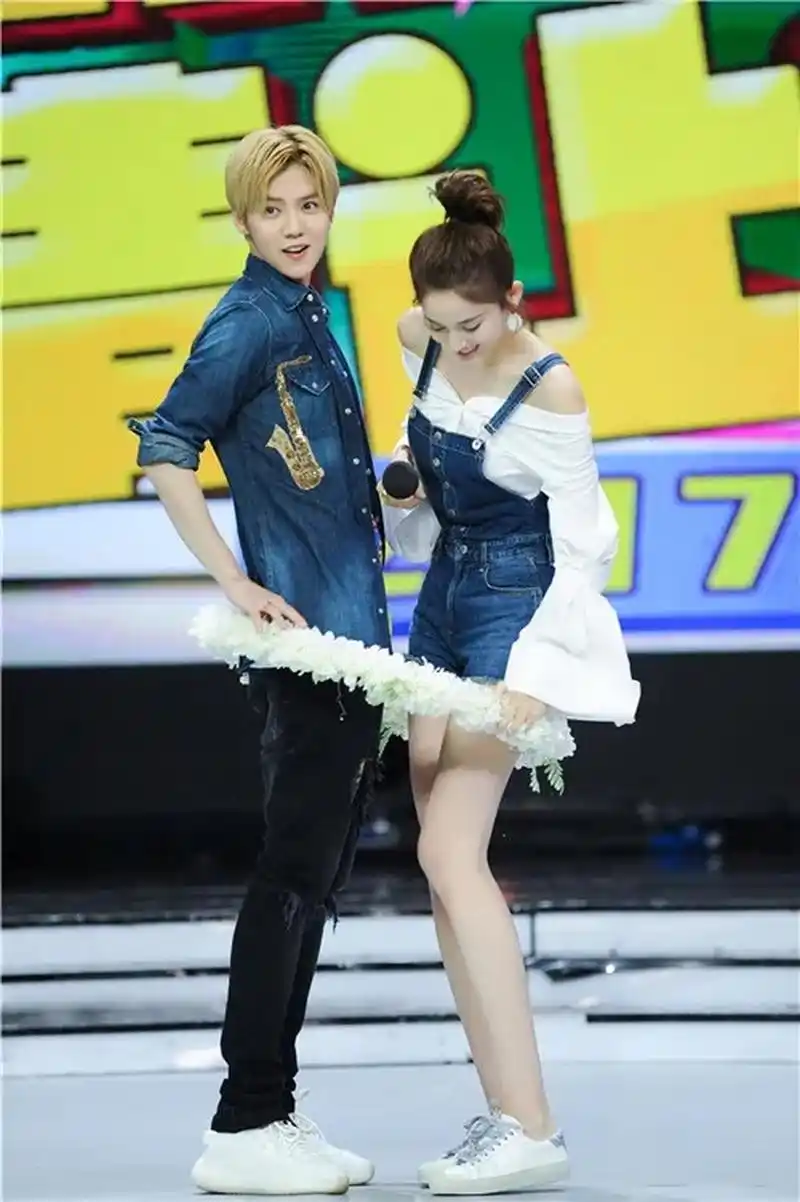 鹿晗的身高,百科上介绍是178cm,古力娜扎的身高,百科上介绍是172cm.