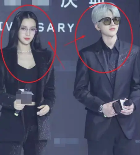 杨颖风波后首亮相戴细框眼镜霸气十足与蔡徐坤同框太养眼