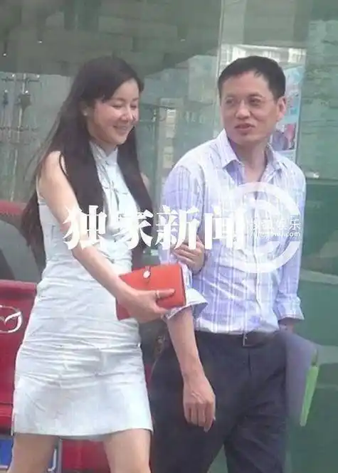 原创原创42岁的孙菲菲晒照嫁了个好老公日常素颜卸了明星包袱很美满