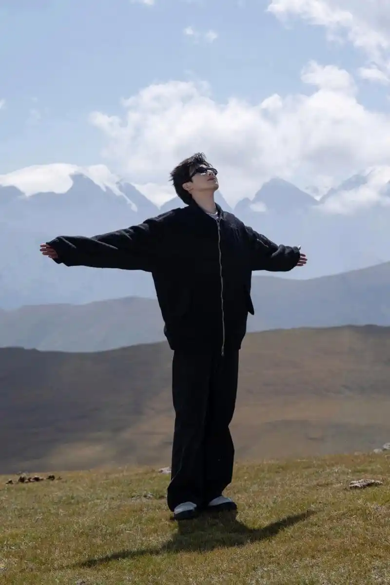 白敬亭超火锁屏壁纸来啦 原图哦 任意一张都是贼好看的锁屏或壁纸