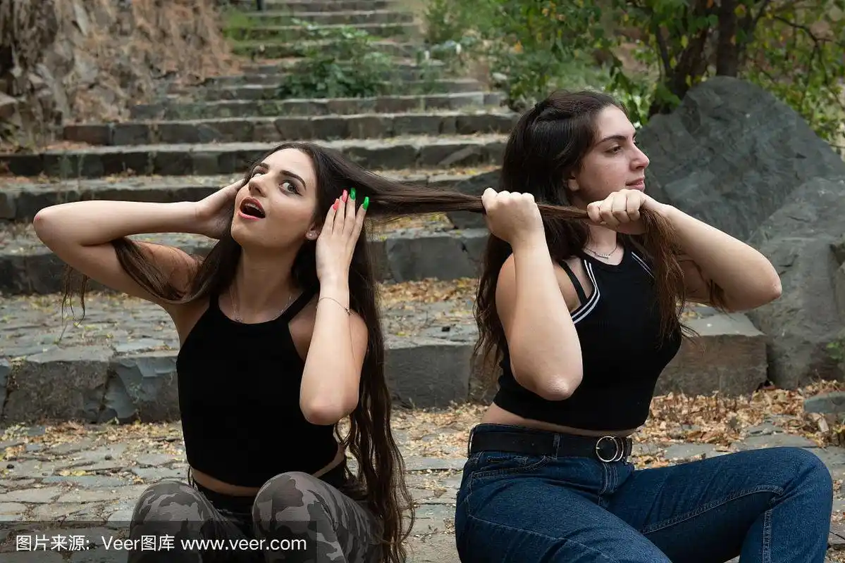 两个女人又打又扯对方的头发