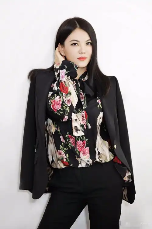 李湘穿西装花衬衫大摆pose