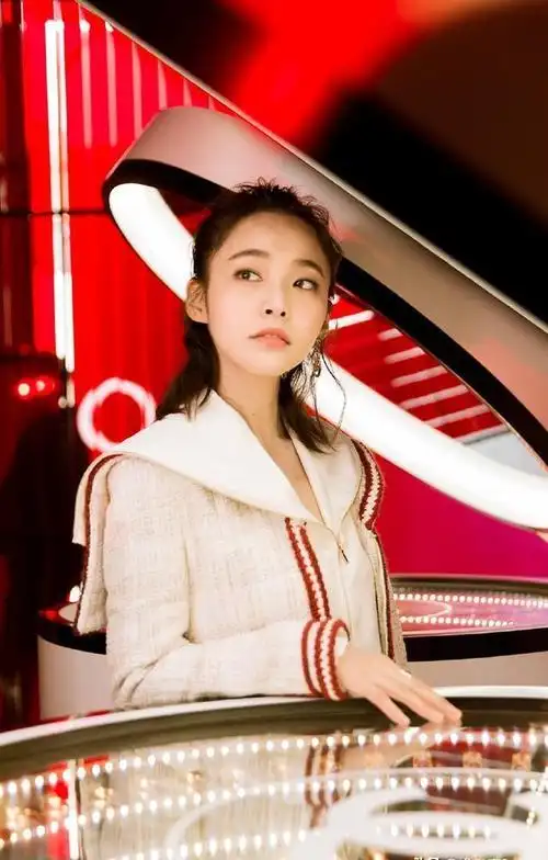 女演员张佳宁在娱乐圈里充分展现了她的独立自信和女性魅力.