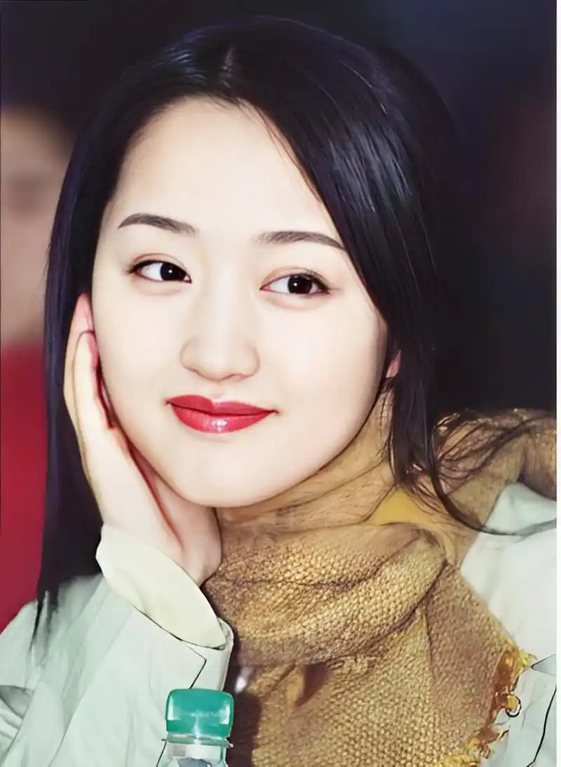 原名杨岗丽,毕业于南昌师范学校,中国流行音乐家女歌手,音乐人,豫章