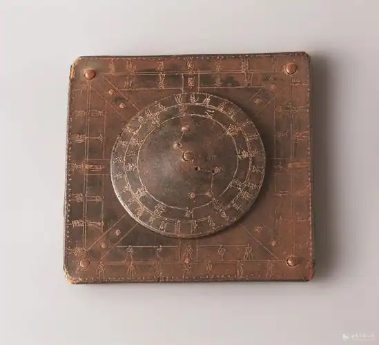 汉代武威磨嘴子汉墓出土天盘径6厘米,厚1厘米,地盘边长9厘米.