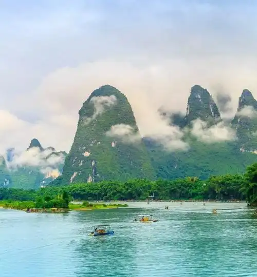 诗意阳朔,驾一叶轻舟,徜徉在青山绿水中