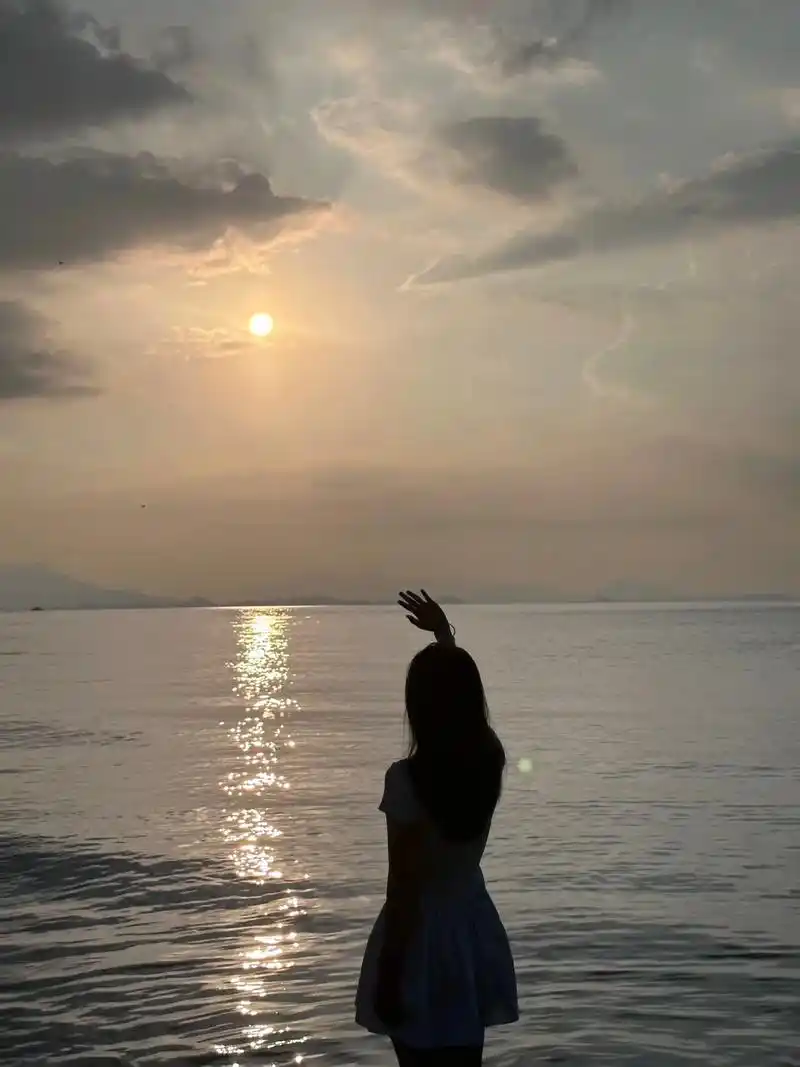 海的那边会是什么.#一起看海 #日落92 #夕阳下的背影 # - 抖音