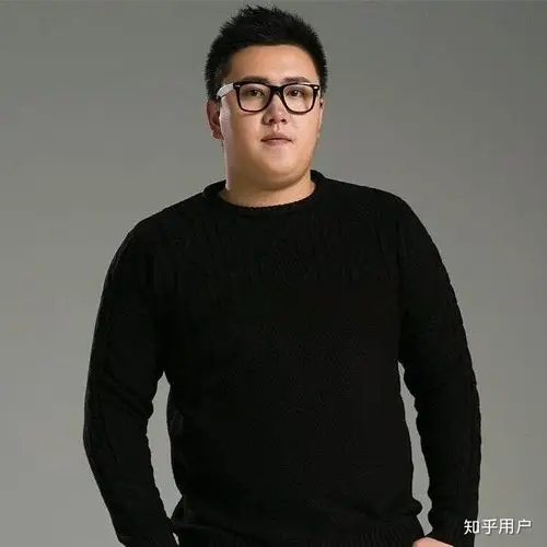 是胖胖的,但是五官组合还挺好看的