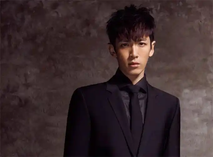 柯震东发型叫什么名字 柯震东桃心刘海发型帅气显气质