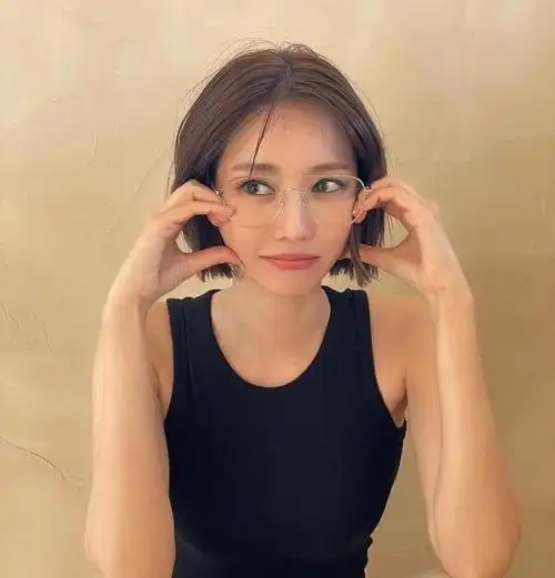 额头窄颧骨高适合的发型