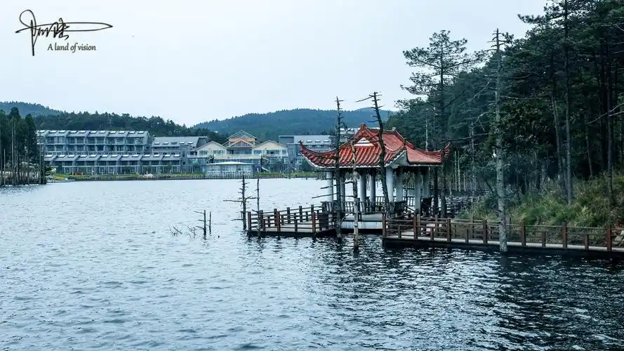 明月山顶原来还有个很美的地方,叫月亮湖