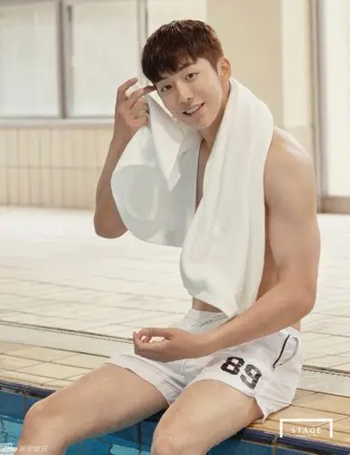 韩男星南柱赫拍泳池写真_高清图集_新浪网