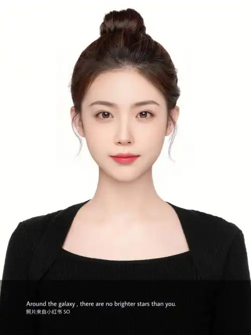 简洁干净又端庄的丸子头证件照