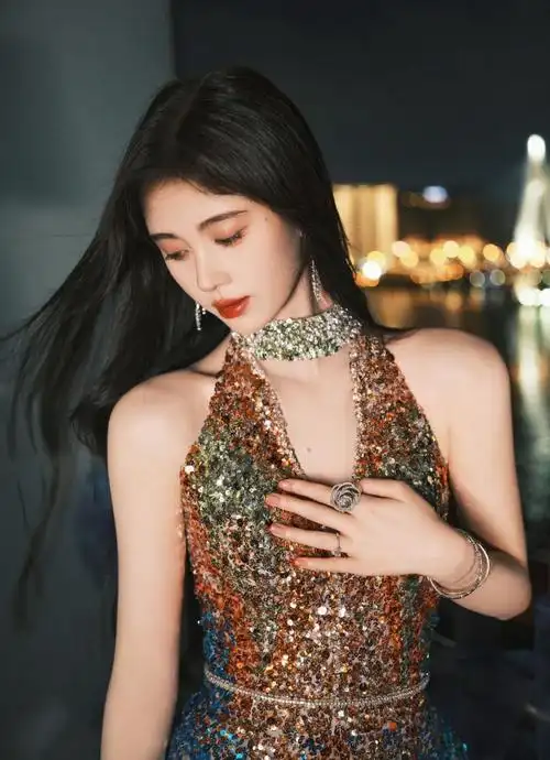 鞠婧祎今天参加东方风云榜的红毯礼服,特意把领口的深v领改成了小v