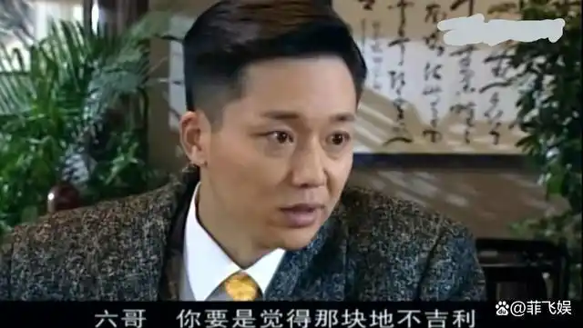 《大染坊》里饰演赵东初2002年在电视剧《大染坊》中饰演赵东初;年轻