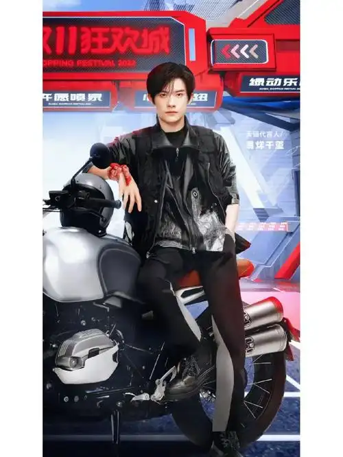 新鲜的天猫代言人易烊千玺这波机车玺好酷