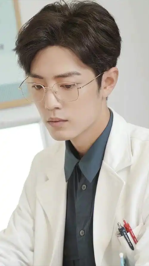 尤其是顾魏戴眼镜在医院上班太好看了, 不是粉丝的我都开始犯花痴了!
